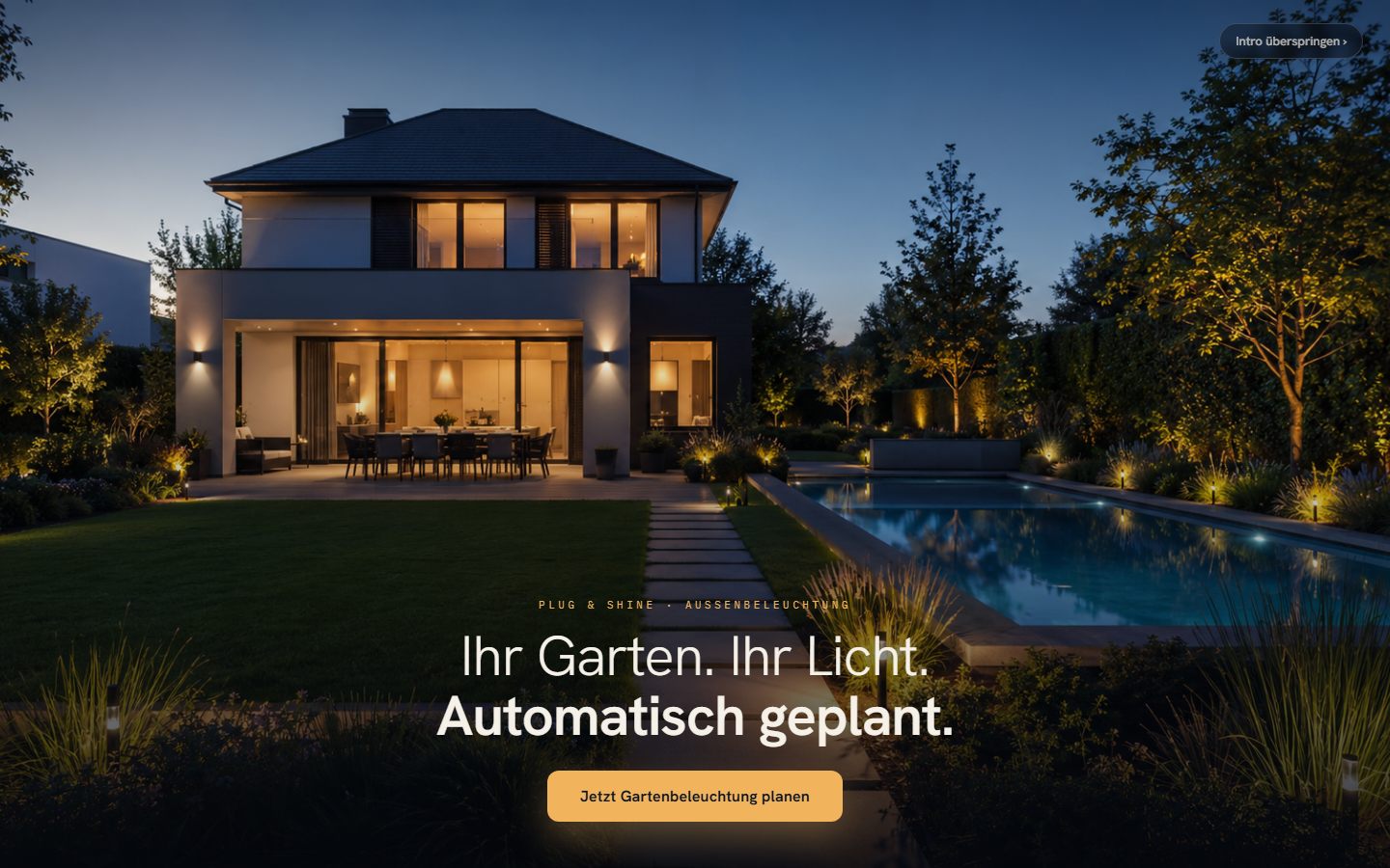 Startbildschirm des Plug-&-Shine-Konfigurators: abendlicher Garten mit beleuchtetem Haus und dem Titel „Ihr Garten. Ihr Licht. Automatisch geplant.“